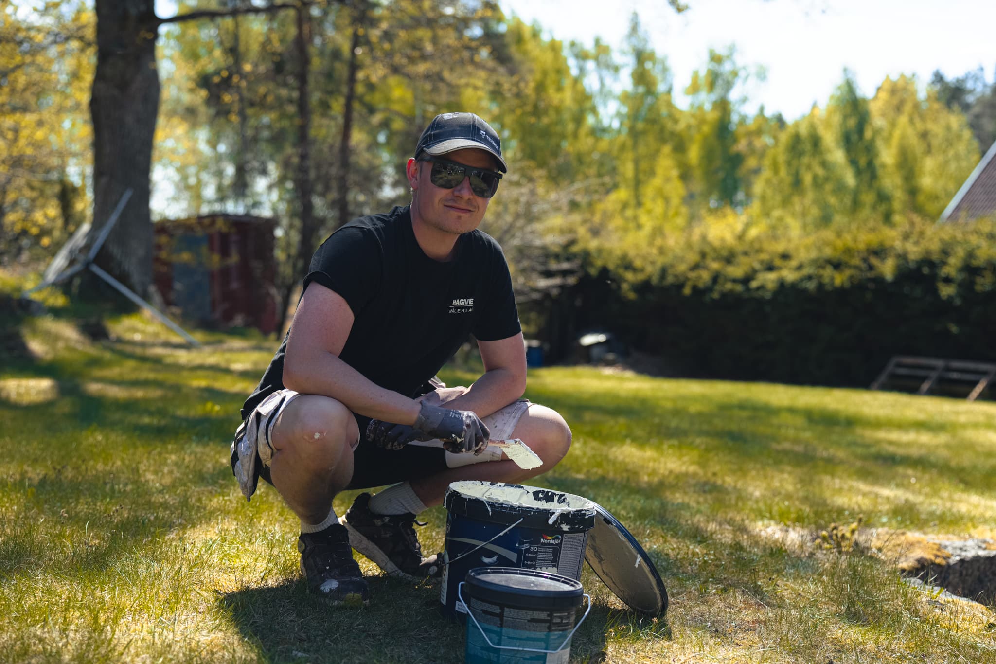 Måleriarbete med fönster och snickerier