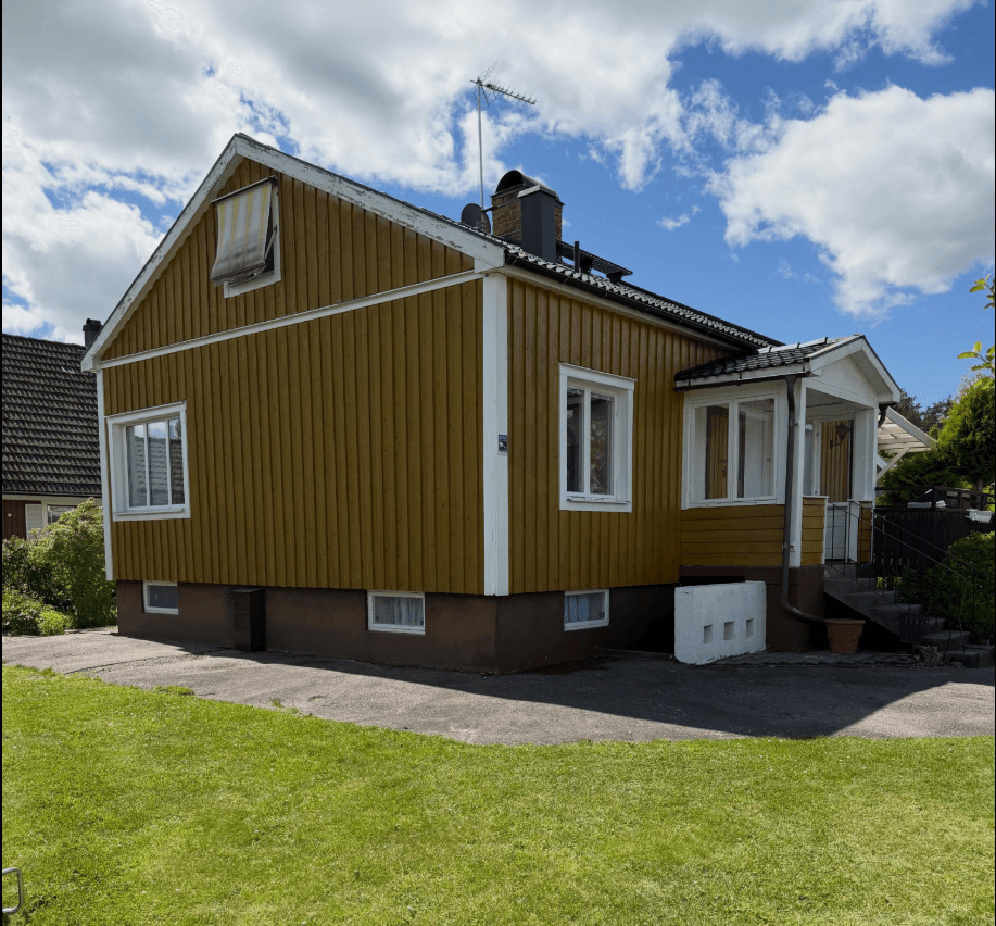 Villa i Linköping före fasadmålning – gulbrun träfasad