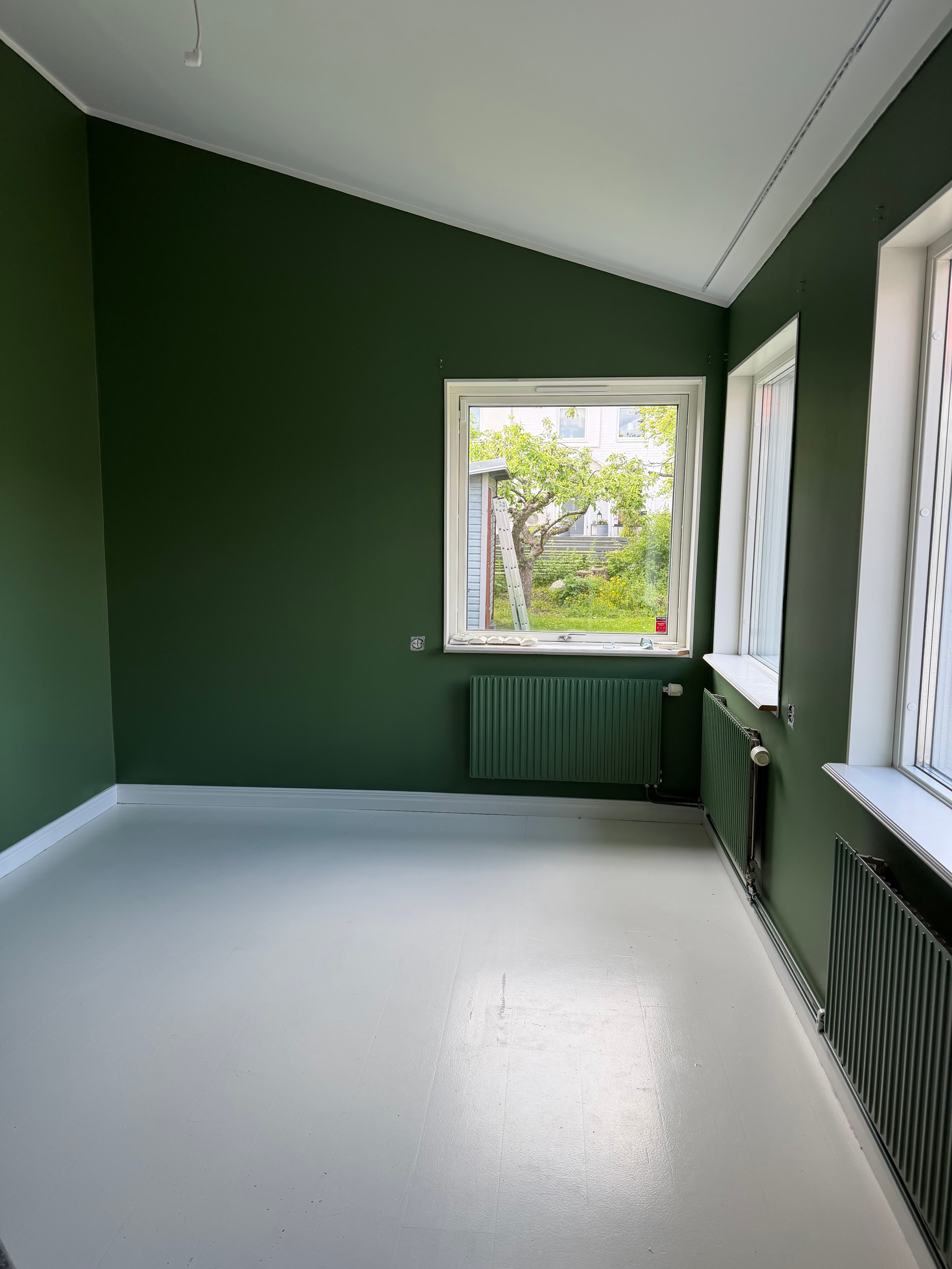 Nymålade väggar och tak inomhus i Linköping
