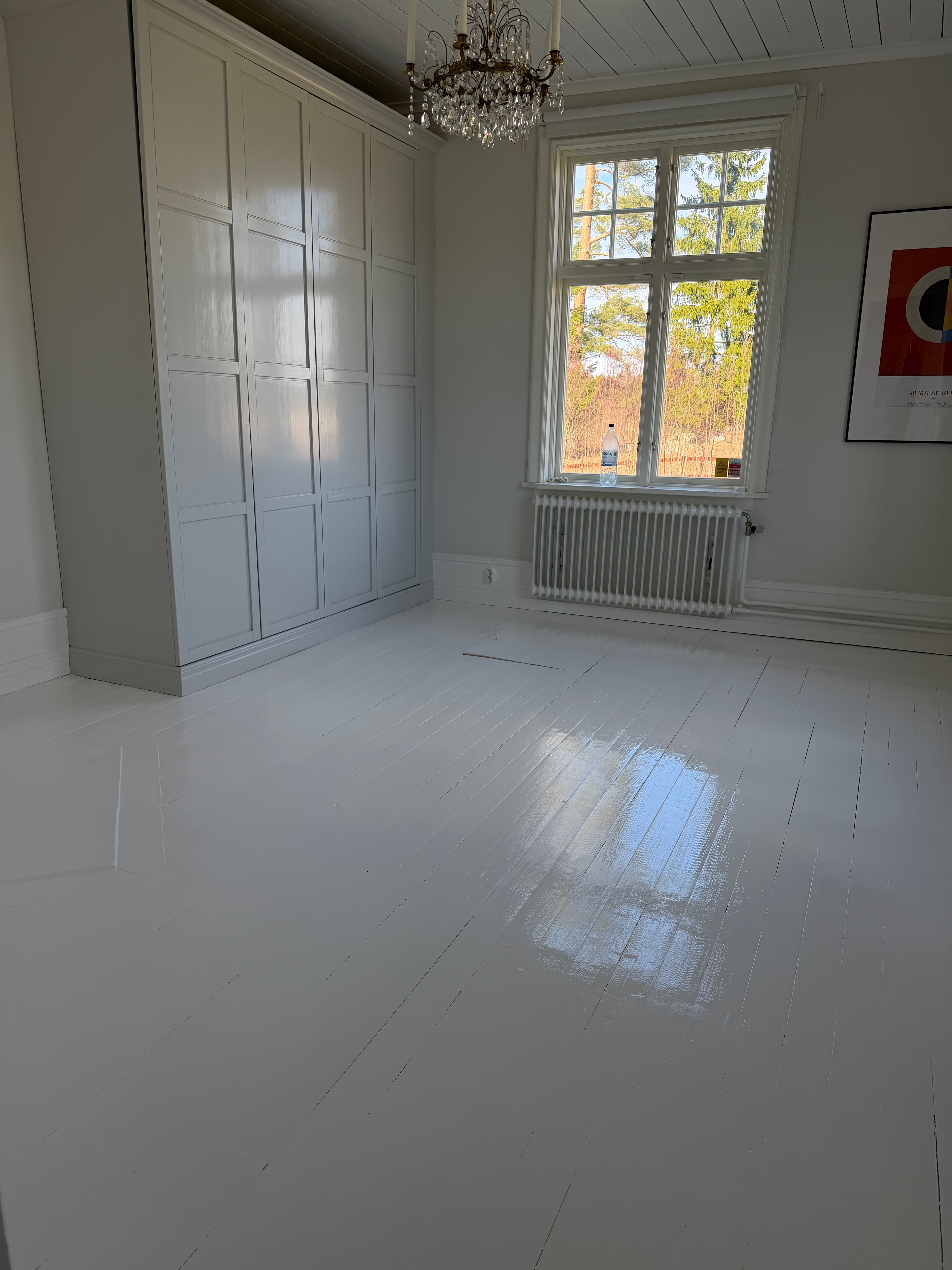 Invändig målning av rum – ljust och nymålat